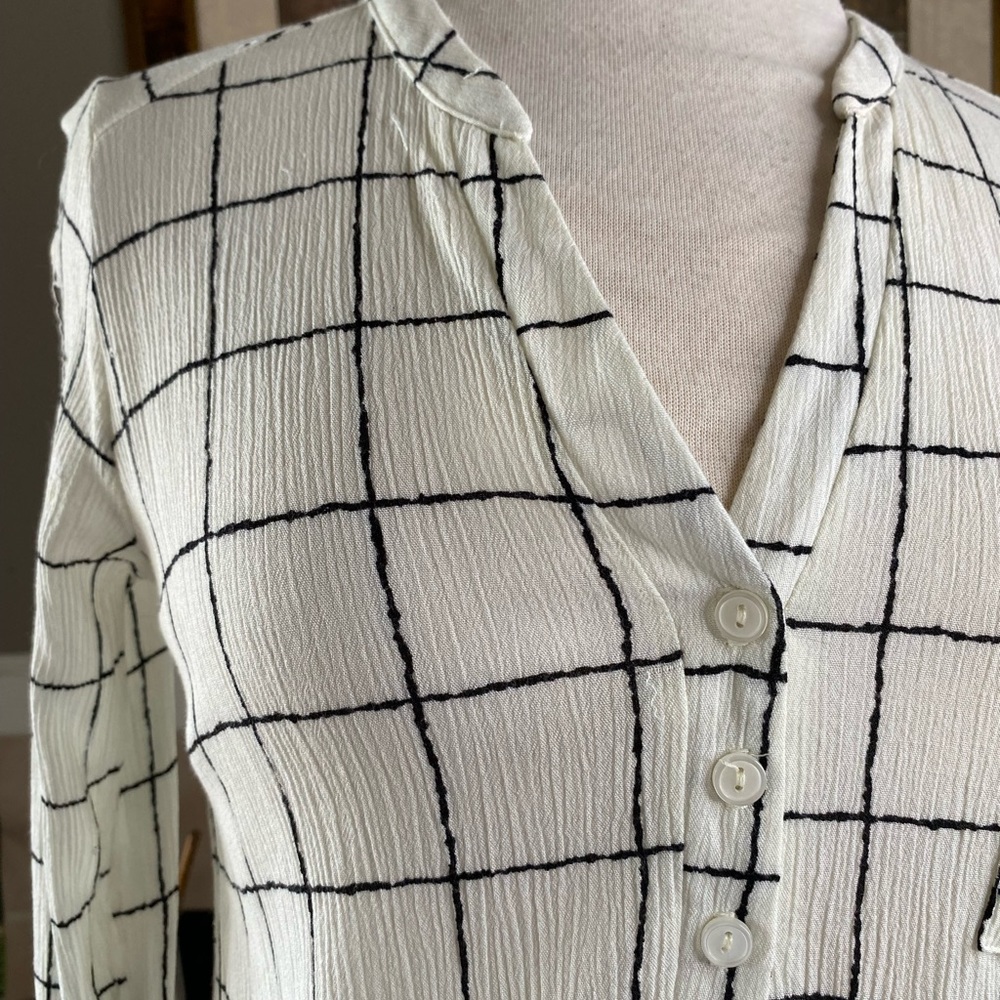 Lush white w/ black pane crinkle, long sleeve, Dropped neck 3- button size Small - Picture 4 of 8
